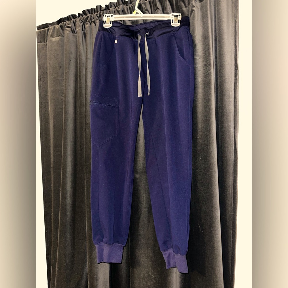 Women’s Figs, joggers.